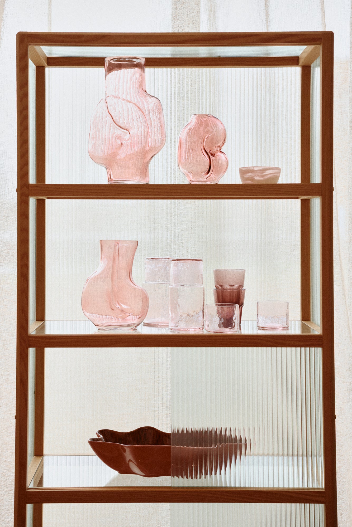 Vase en verre rose