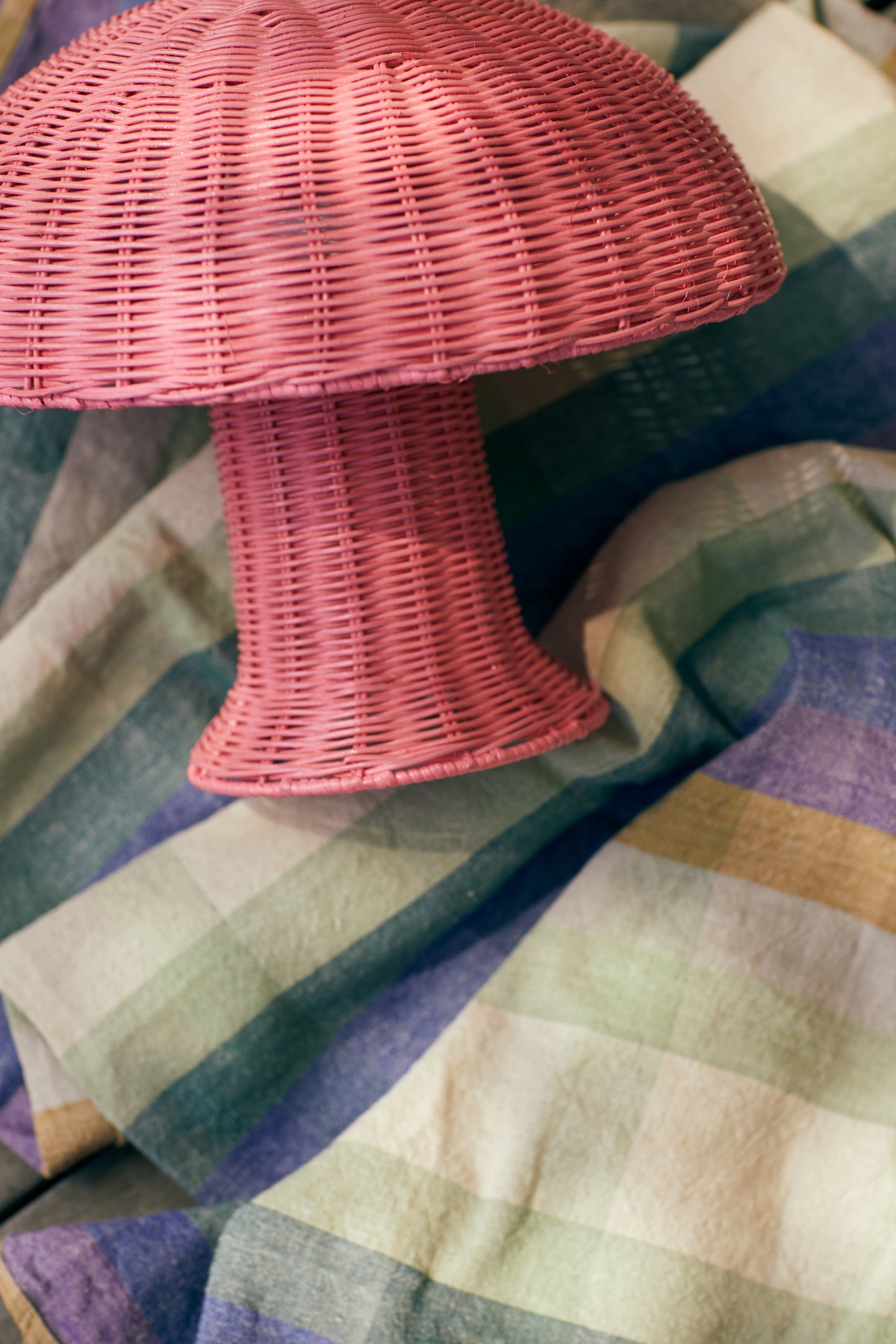 Lampe de table en rotin rose