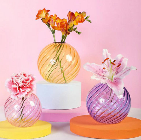 Vase spiral en verre rose