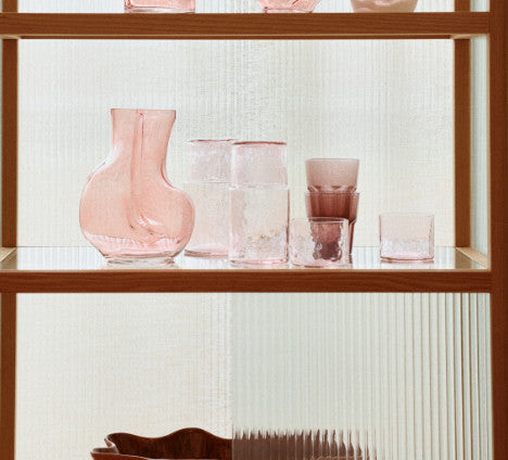 Vase en verre rose